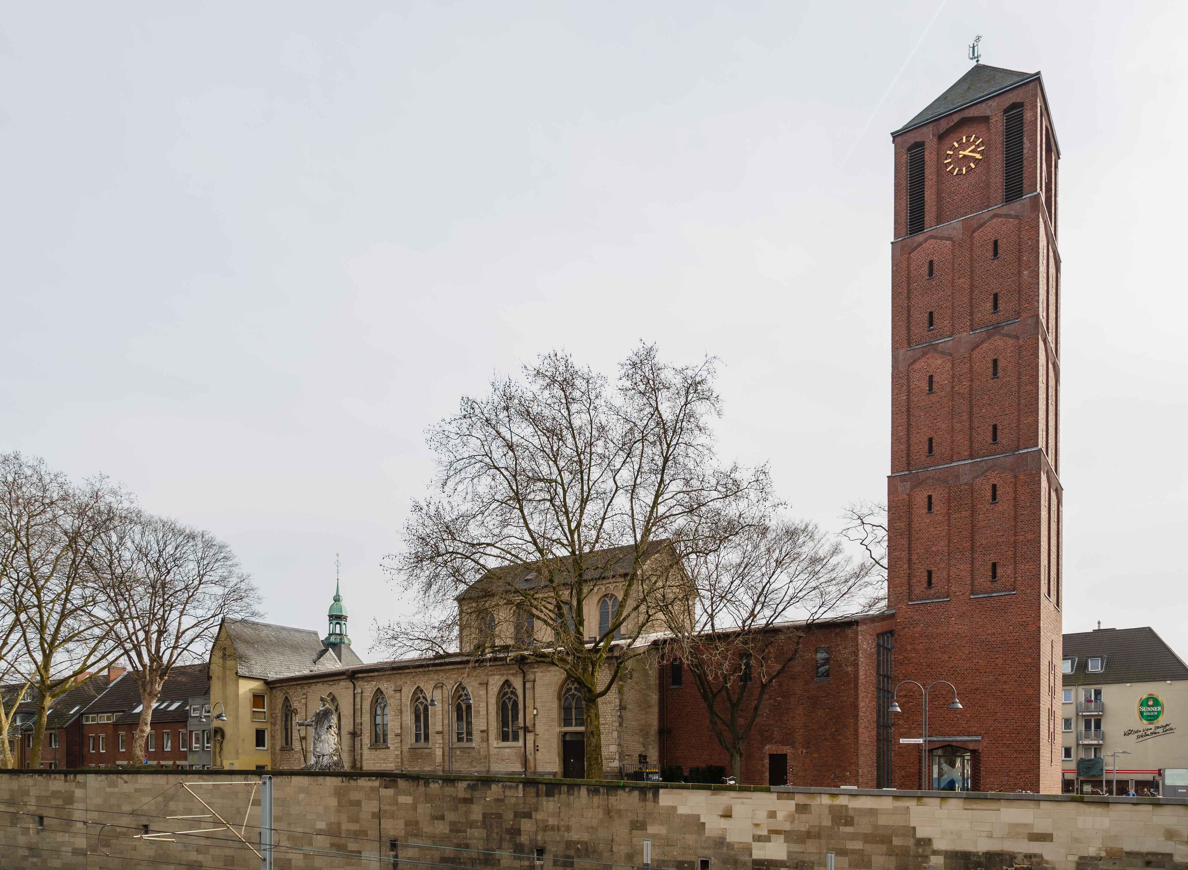 교회 외부 전경 (서쪽 벽돌 타워 포함)