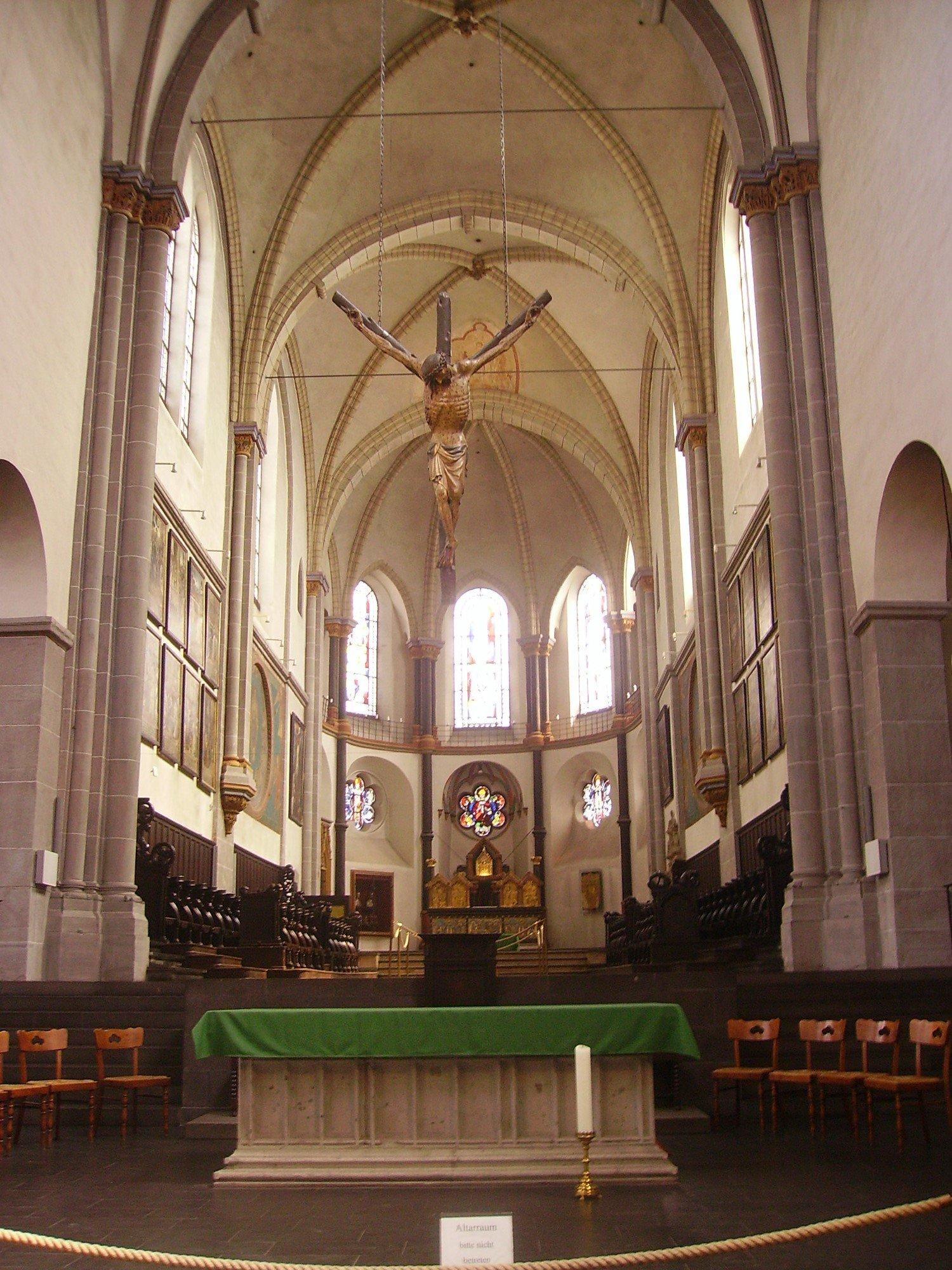 성당 내부 (로마네스크/고딕 혼합 양식)