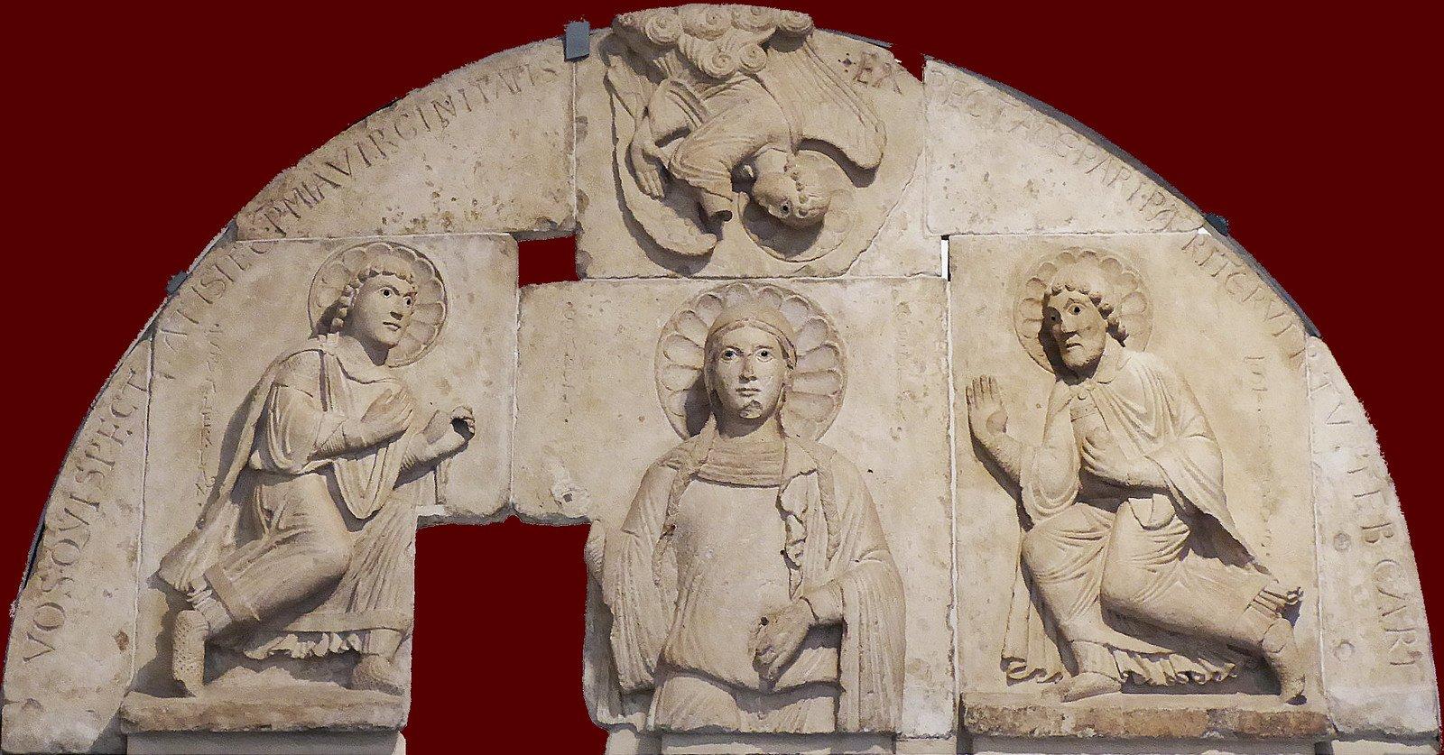 북쪽 입구 팀파눔 앞 (복제품)