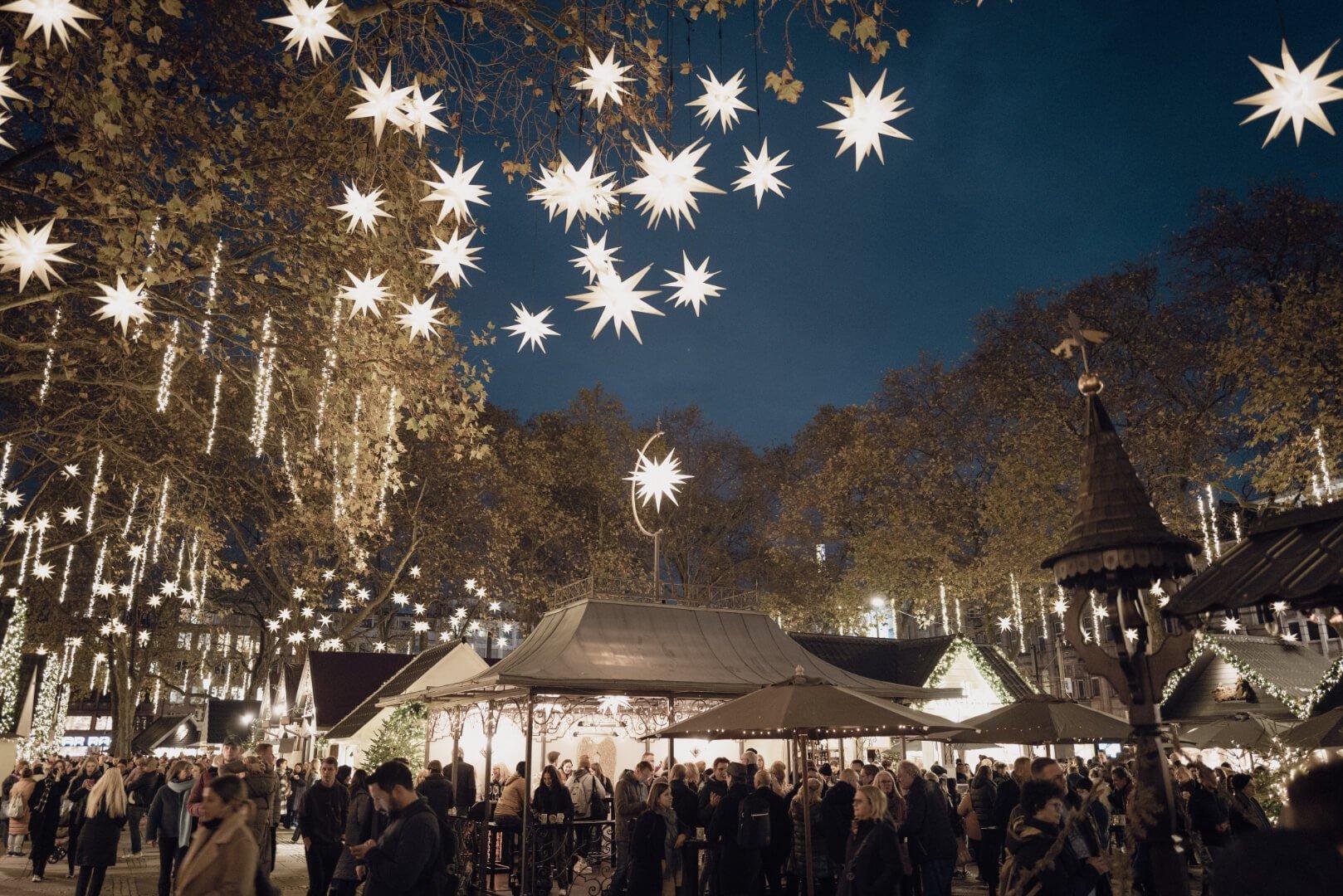 천사 조명 아래