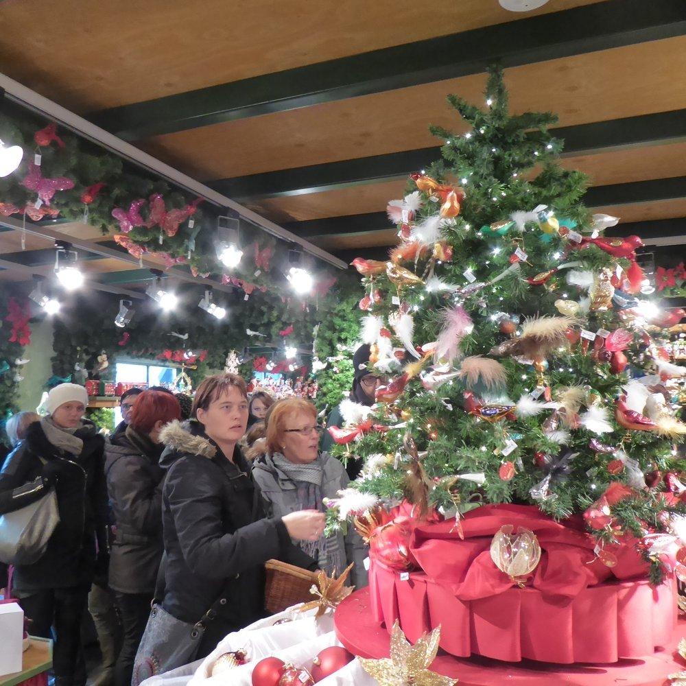 잘 꾸며진 가판대 앞