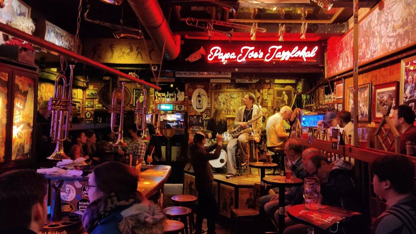 디스코 나이트가 열리는 파파 조 재즈 로컬 내부