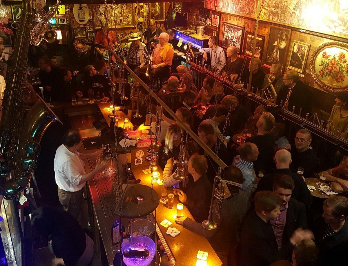 라이브 공연 무대 앞