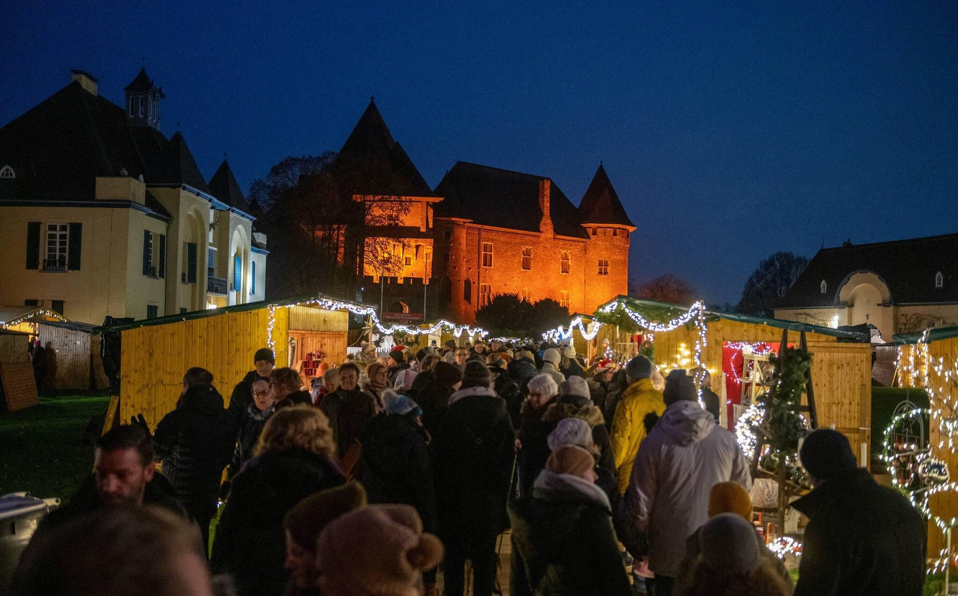 린 성 크리스마스 마켓의 반짝이는 불빛과 상점들