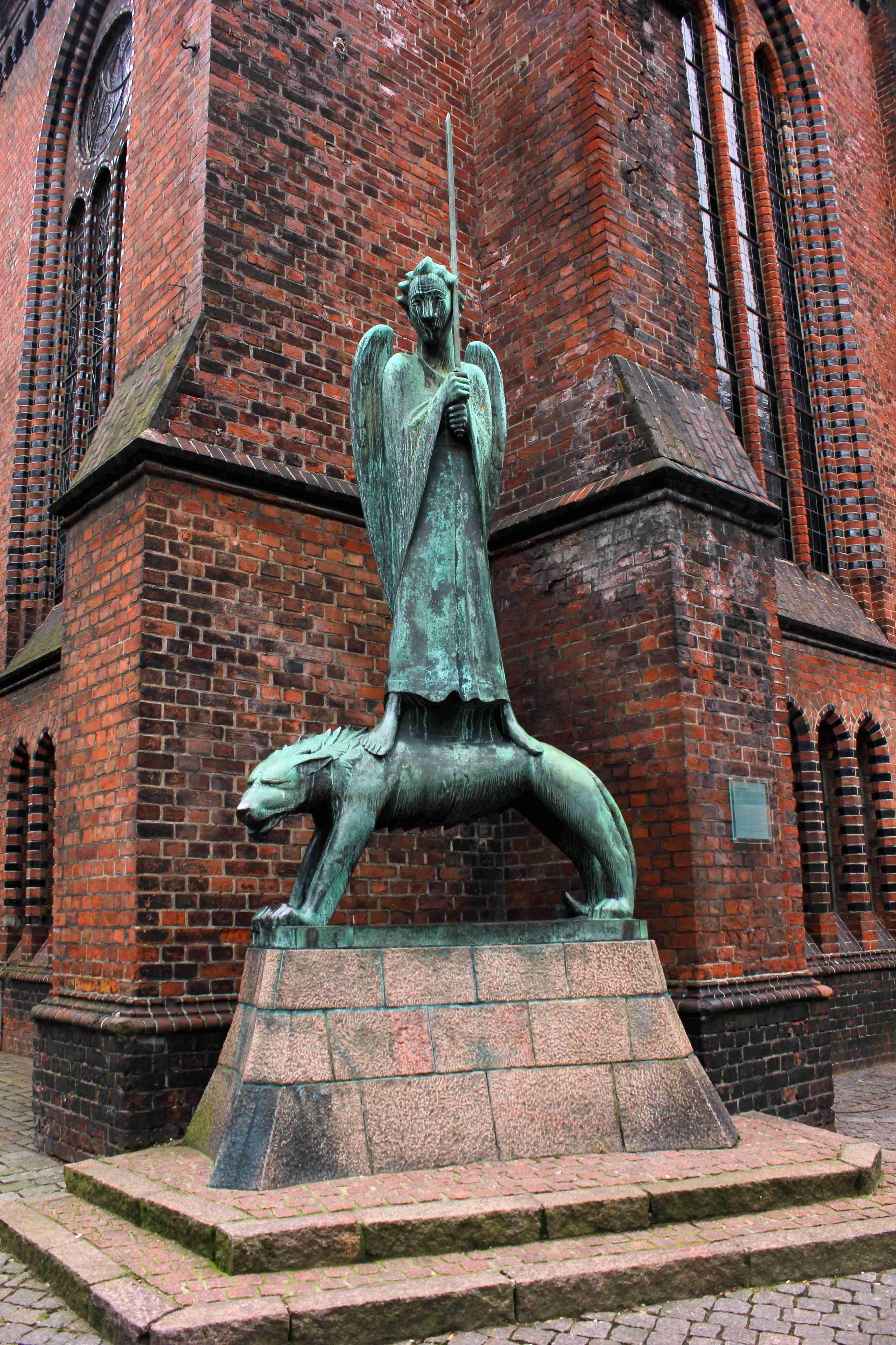 교회 외부 '영혼의 투사(Geistkämpfer)' 조각상 앞