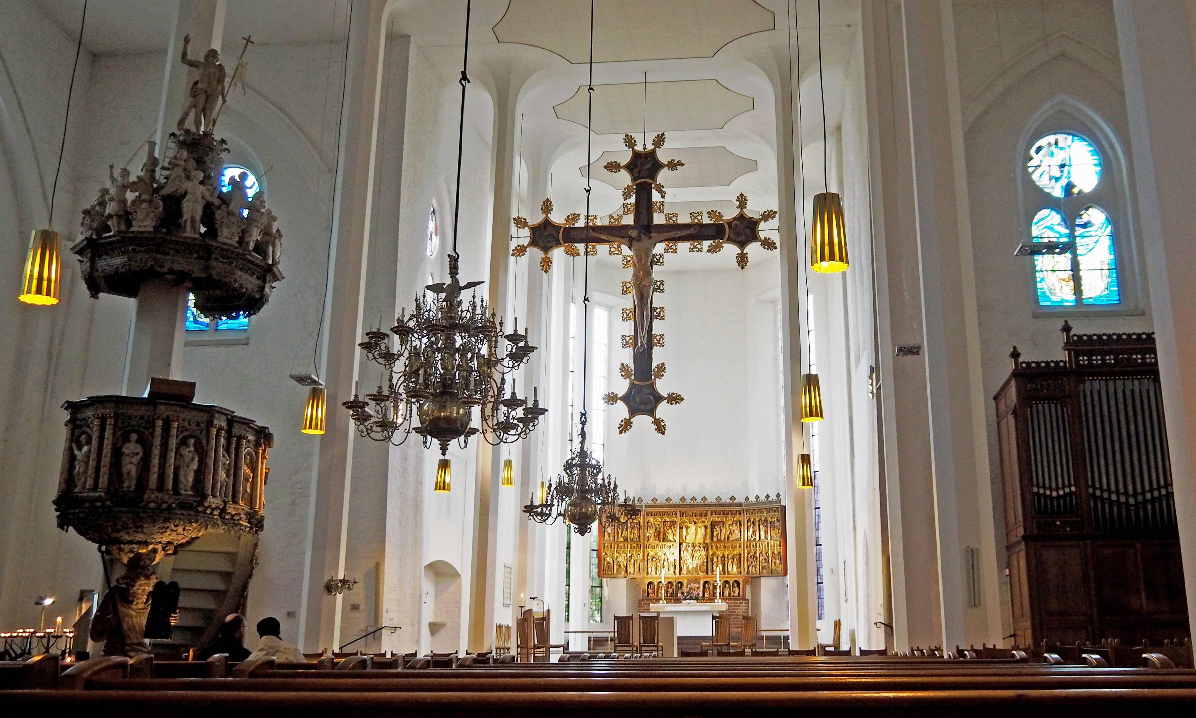 교회 내부 제단 및 '승리의 십자가상' 전경