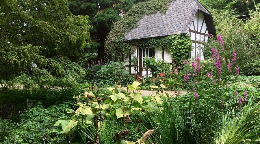 봄철 꽃과 어우러진 공원길