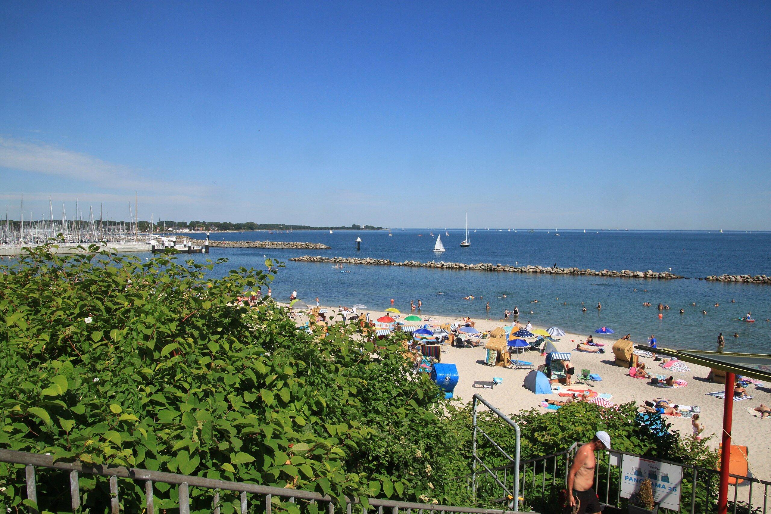 해변 방파제 근처