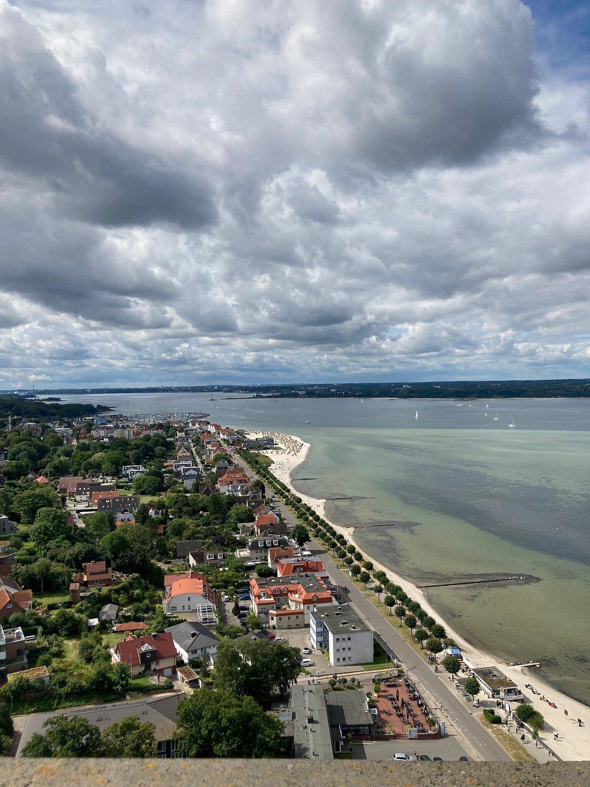 해변 산책로에서 바라보는 라뵈(Laboe) 및 유람선