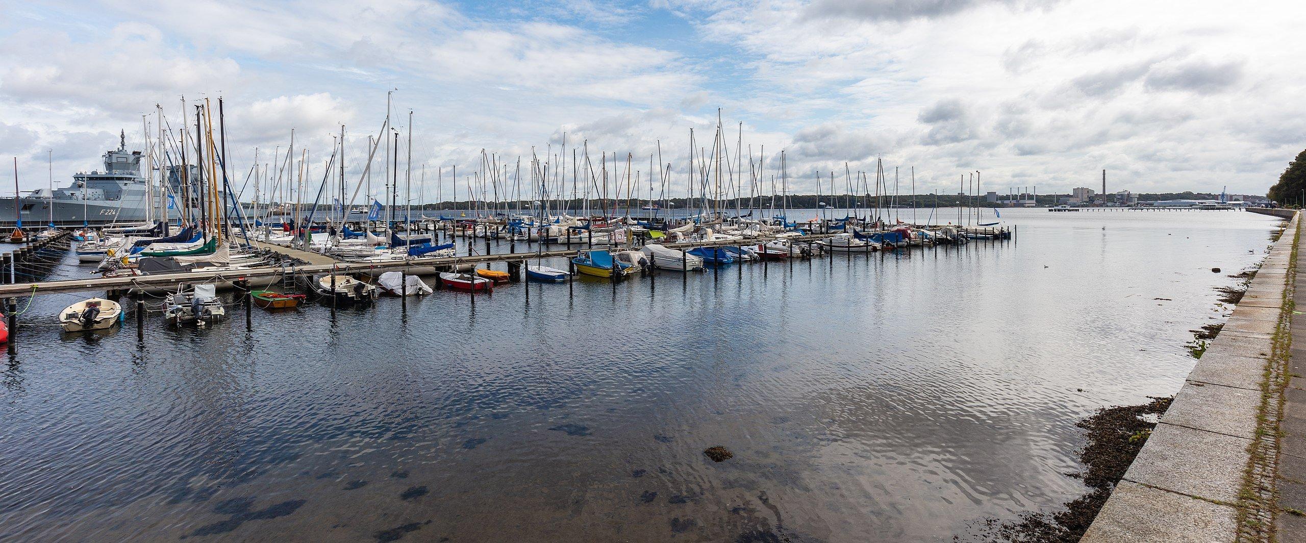 해안 산책로와 선박 배경