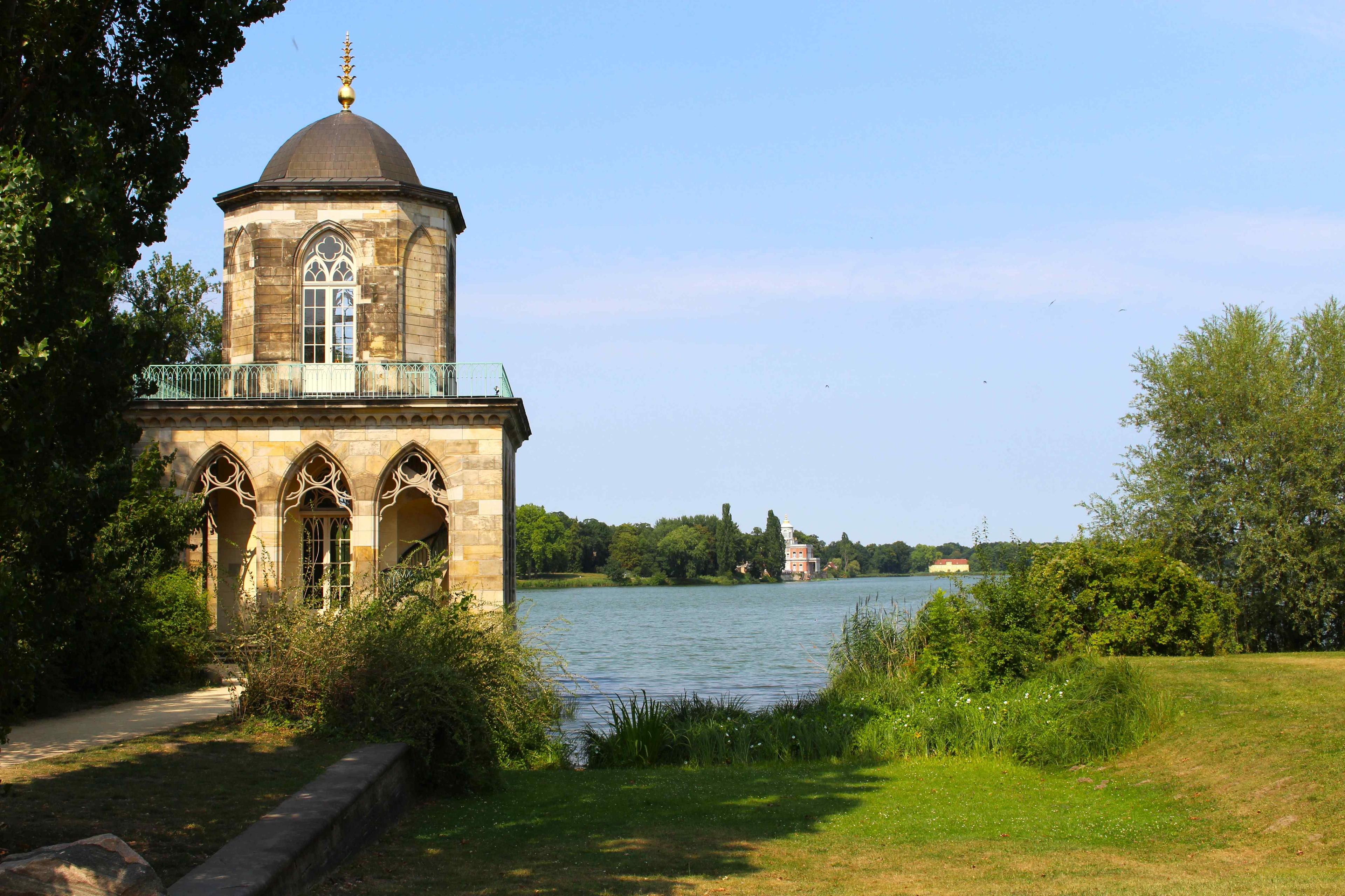 도서관 정면에서 호수를 배경으로 촬영