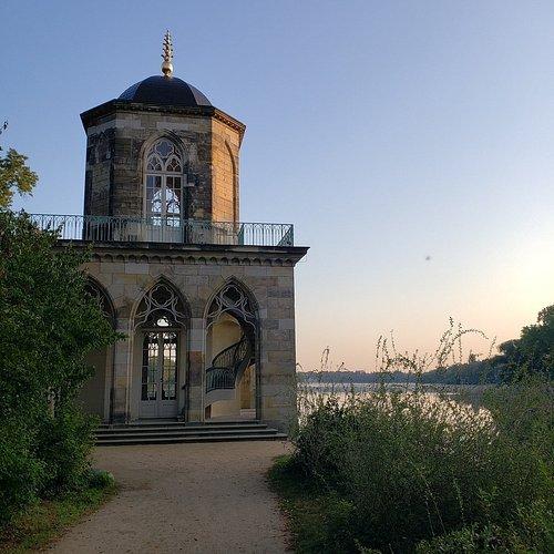 저녁 무렵 호숫가에서 석양과 함께 촬영