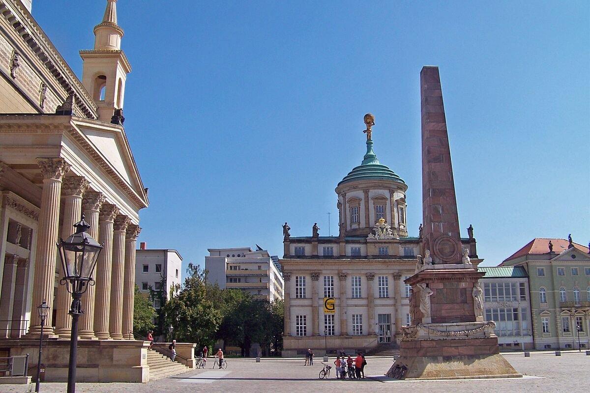 알테 마르크트 광장 중앙 오벨리스크 부근