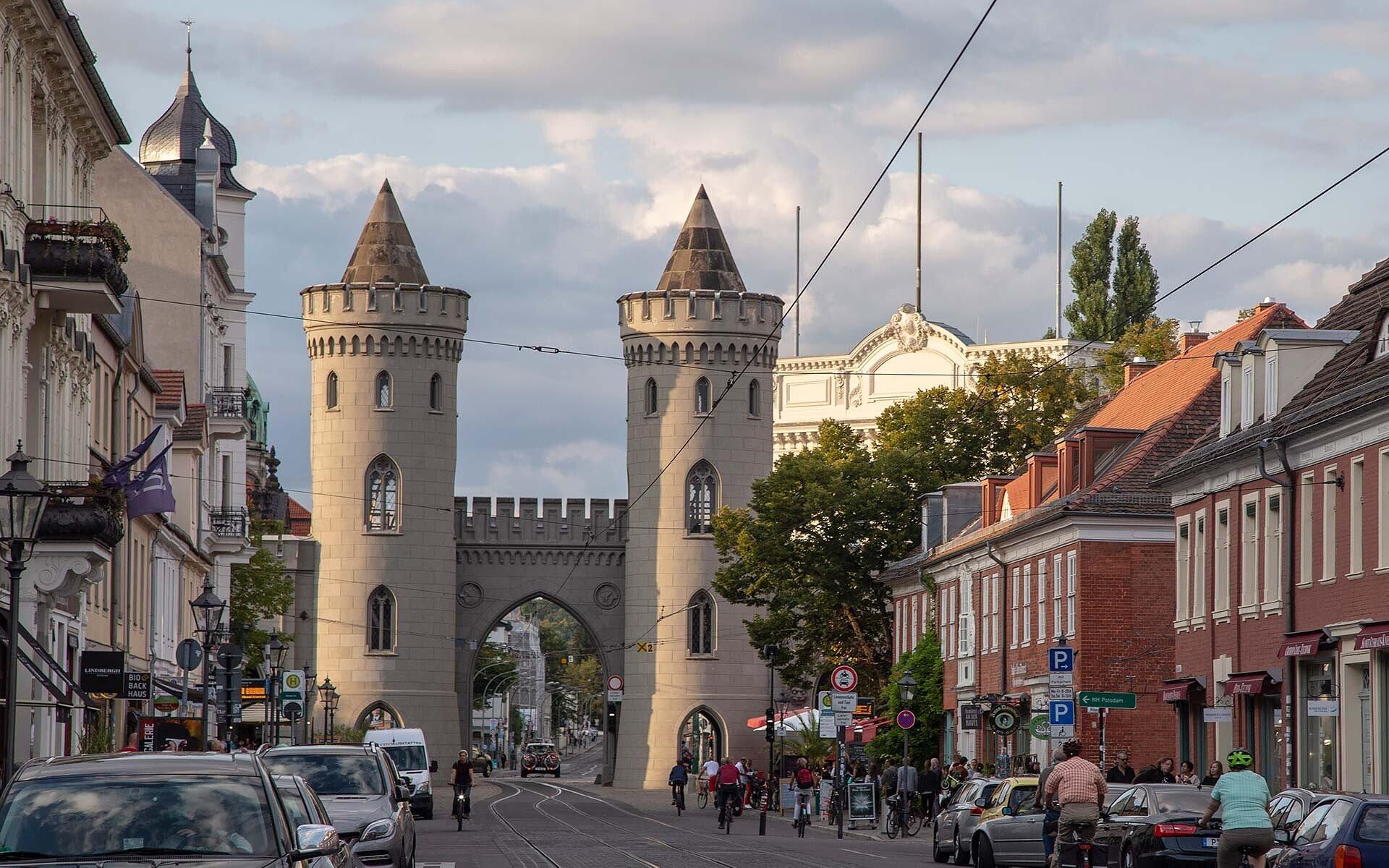 🏰 나우엔 문 (나우에너 토어)