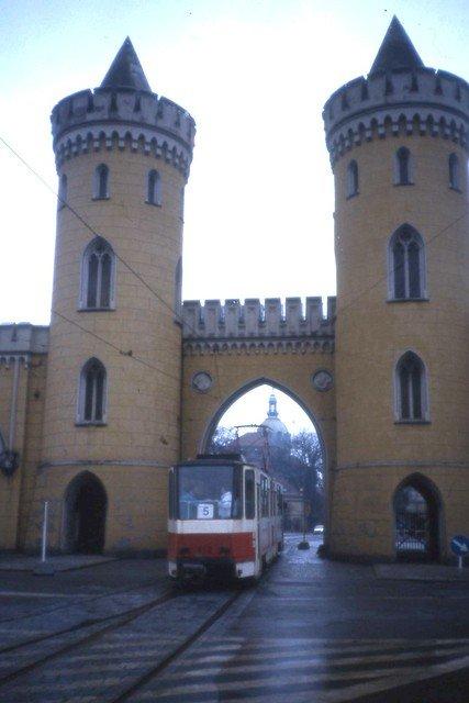 트램 통과 순간 (성문 아치)