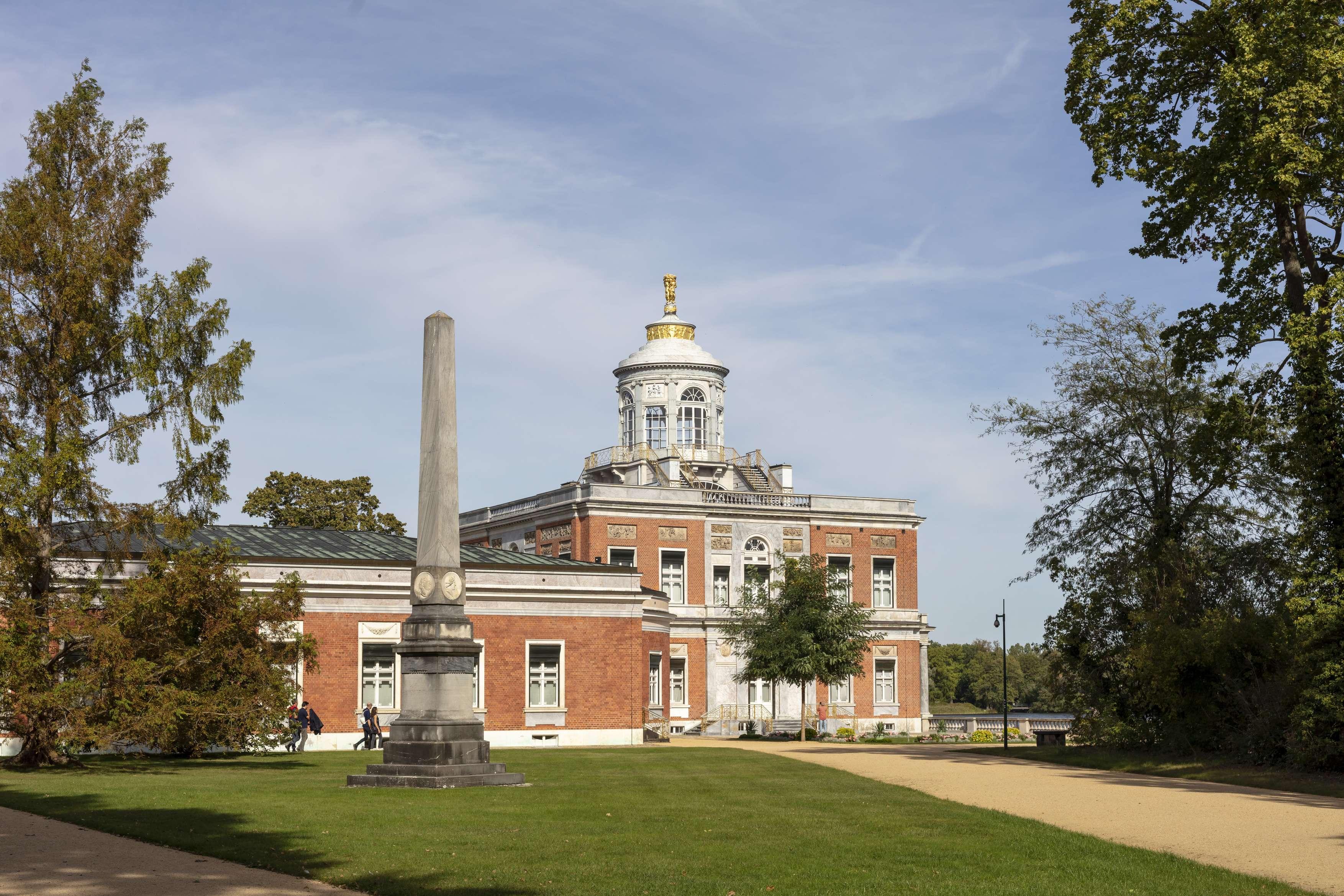 궁전의 붉은 벽돌 외관과 대리석 장식