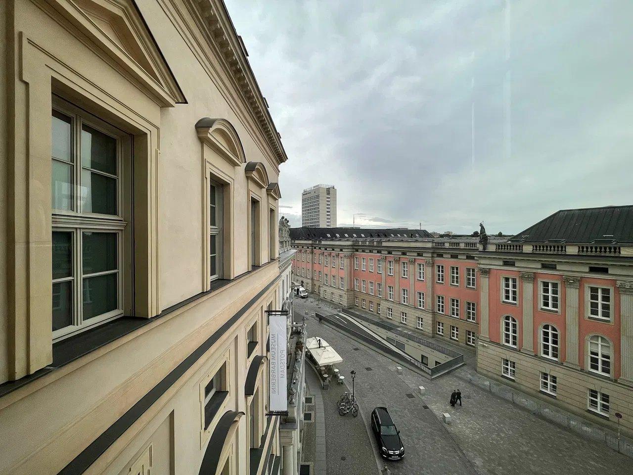 전시실 창문 너머 풍경