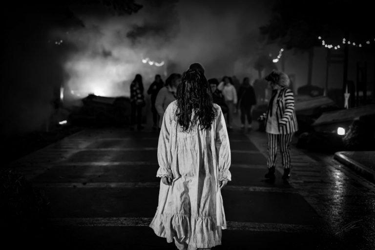 핼러윈 호러 나이트의 으스스한 분위기