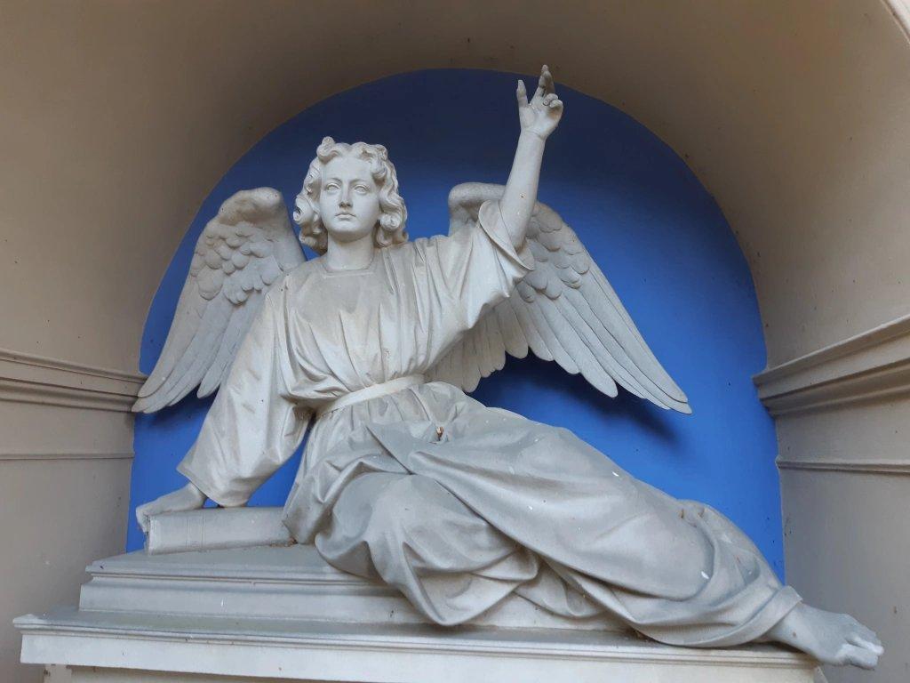 오래된 묘역의 조각상과 비석군