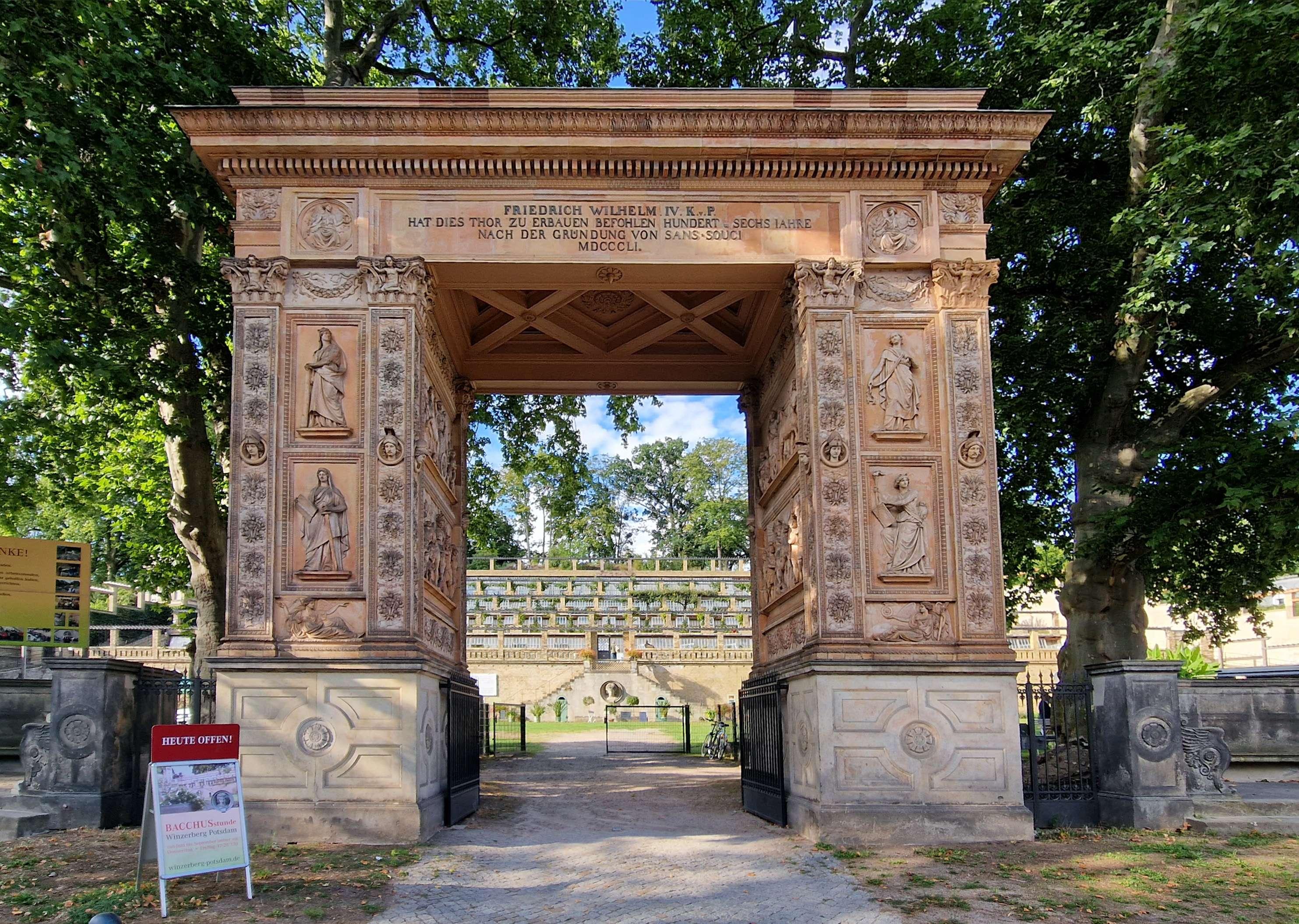 개선문(Triumphtor) 앞