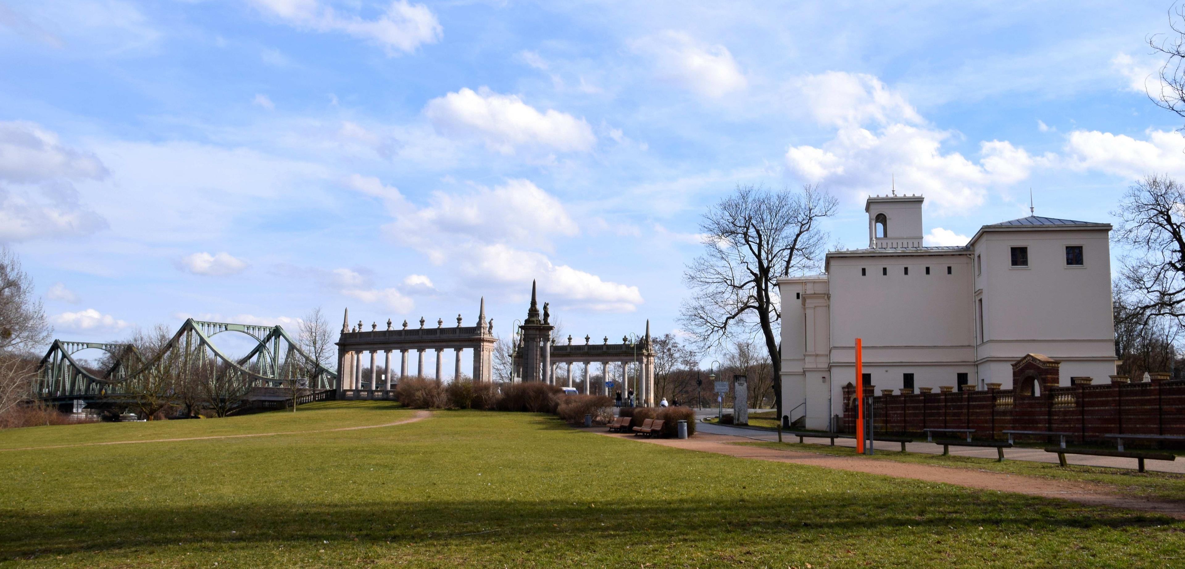 글리니케 다리를 배경으로 한 빌라 외부