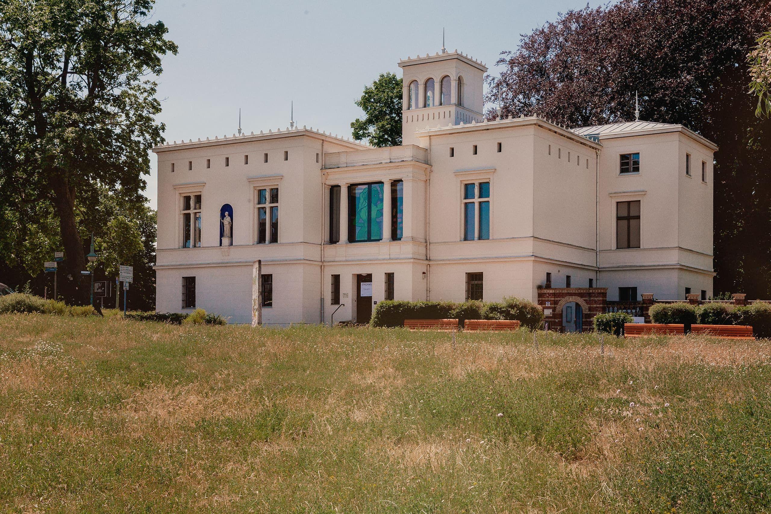 구 동독(DDR) 다리 표지판 및 베를린 장벽 잔해