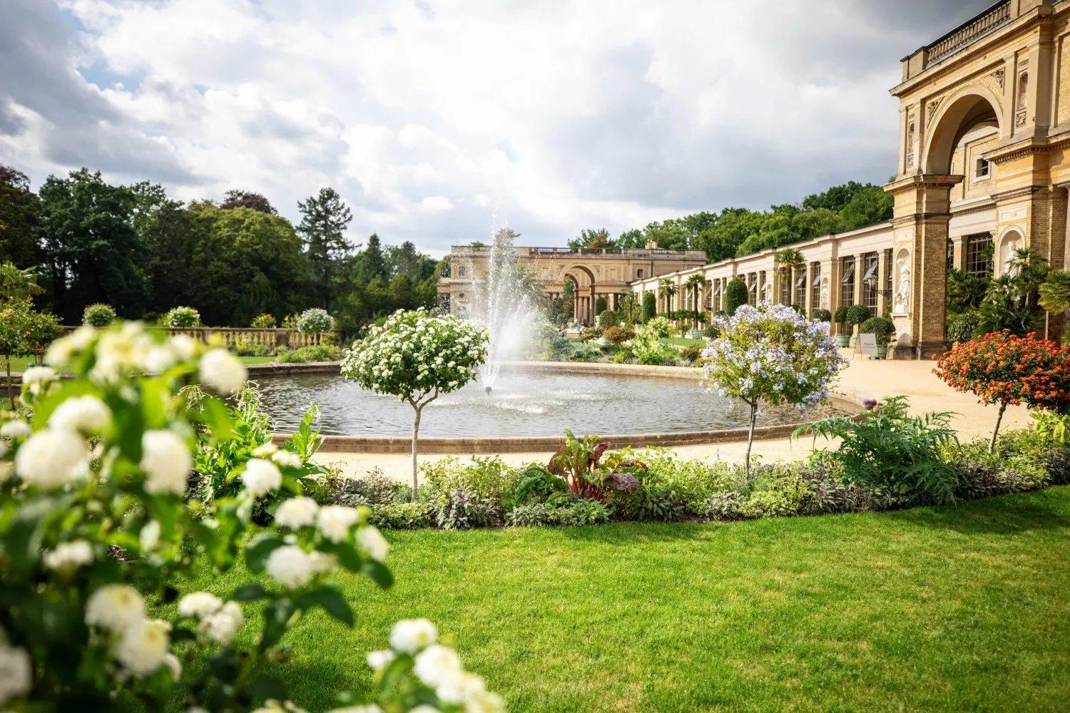 궁전 정면과 중앙 분수