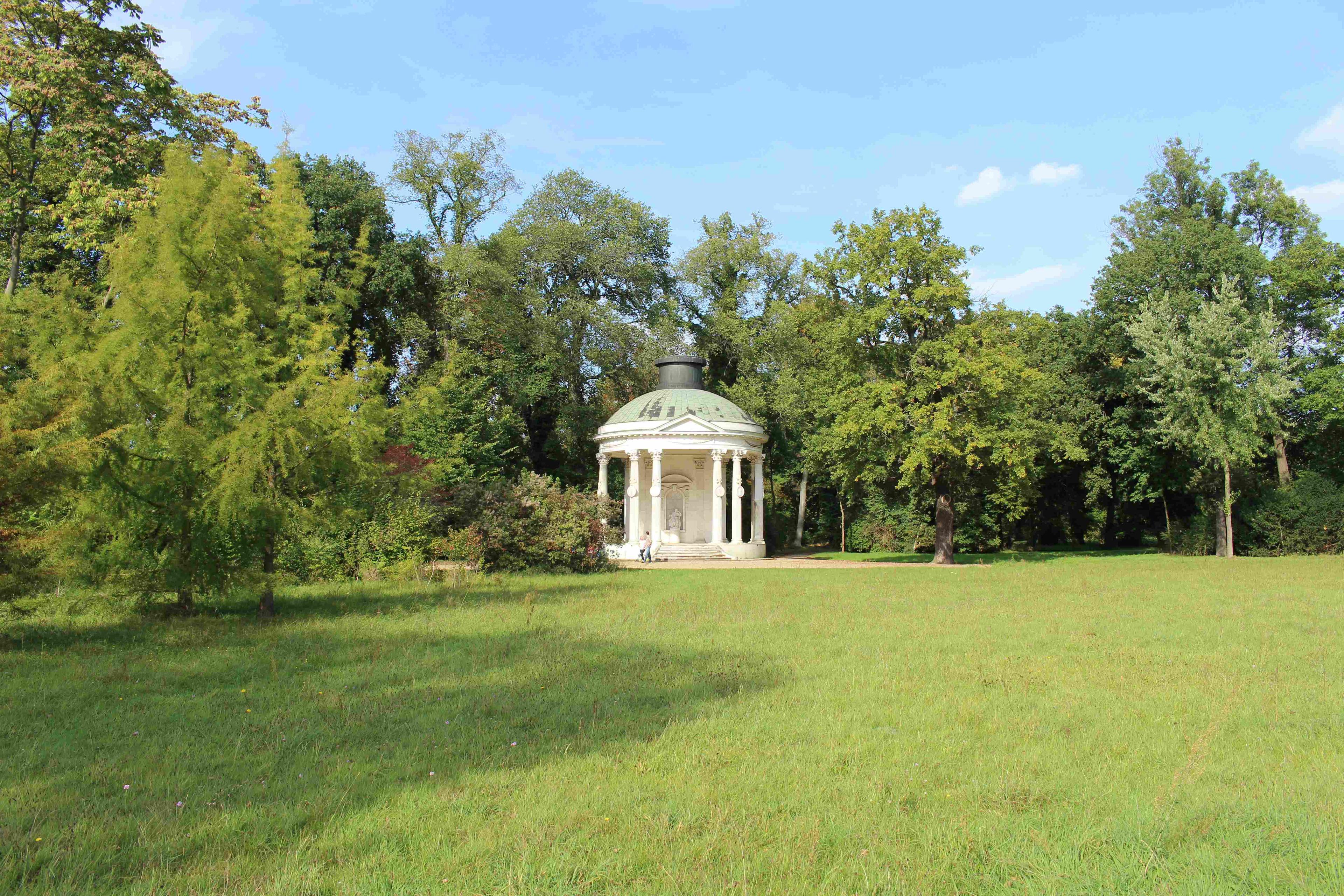 사원 내부에서 바라본 공원 풍경