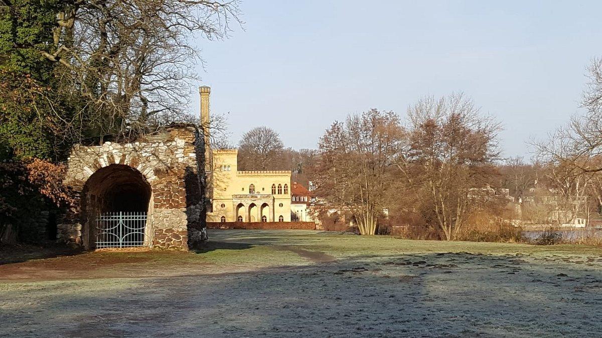 신정원 산책로에서 바라본 동굴