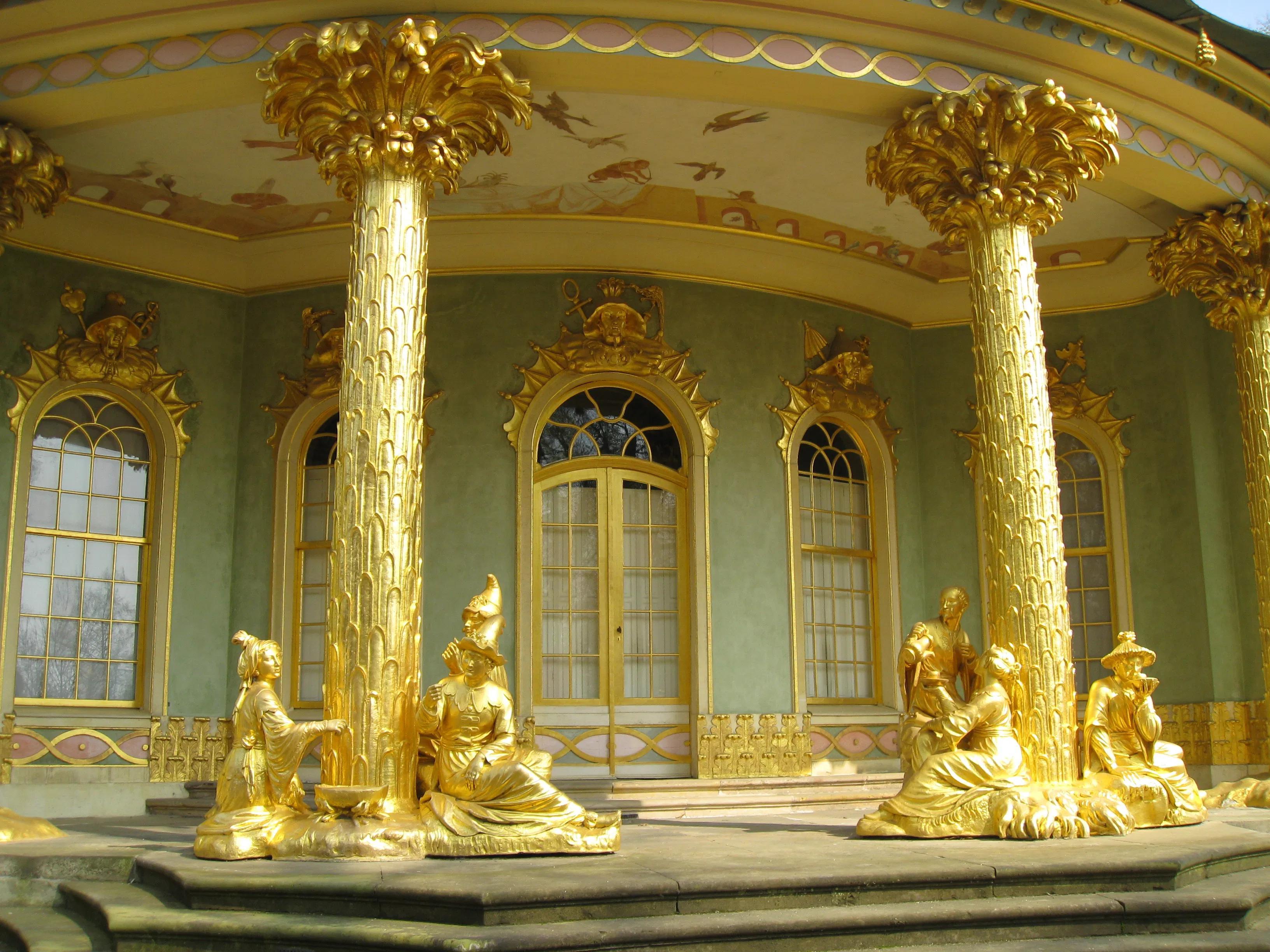 금색 인물 조각상과 함께