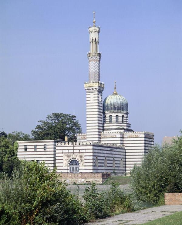 건물 정면 및 첨탑(미나렛)