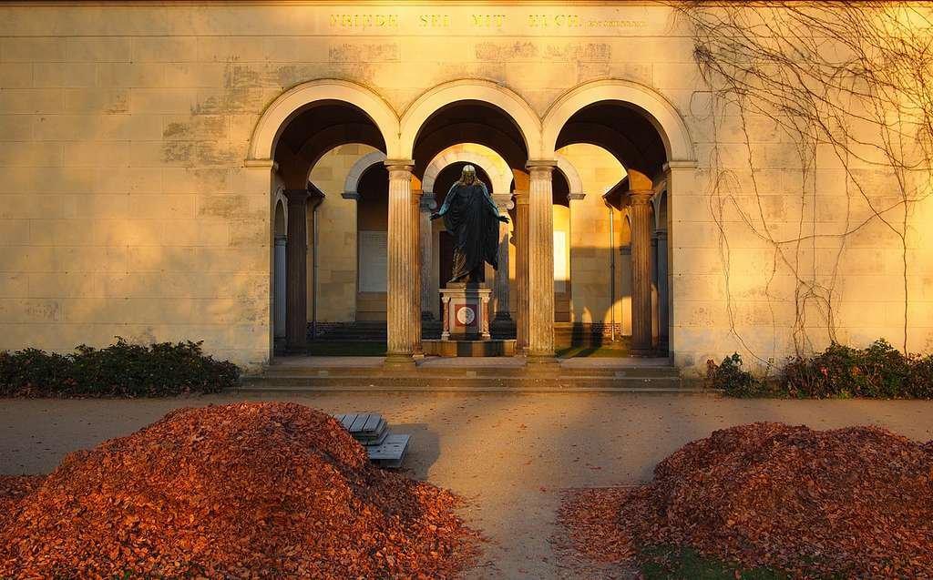 안뜰 회랑과 그리스도상 (Atrium mit Christusstatue)