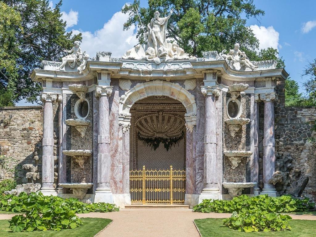 넵툰 조각상과 함께 촬영