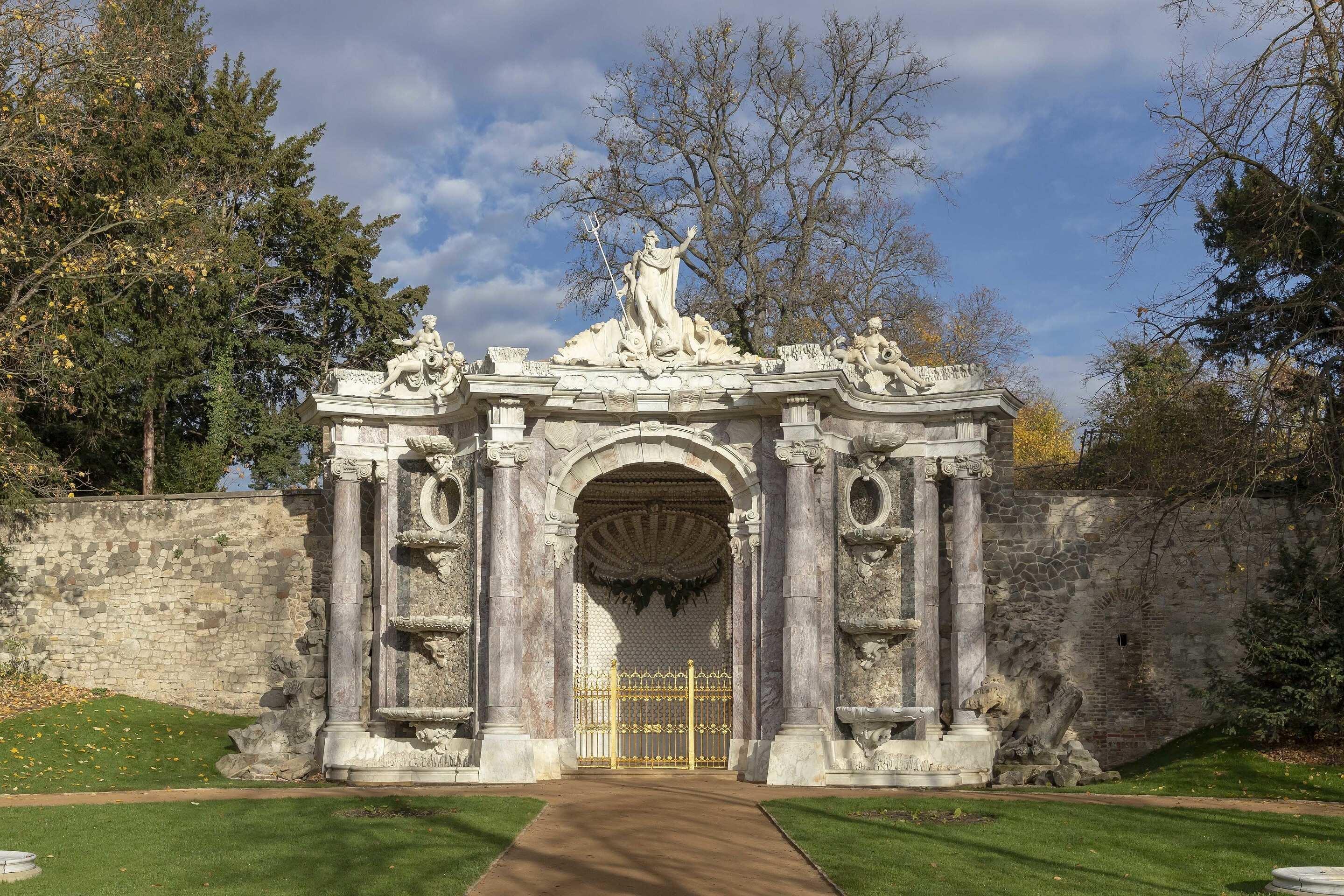 동굴 측면의 섬세한 장식