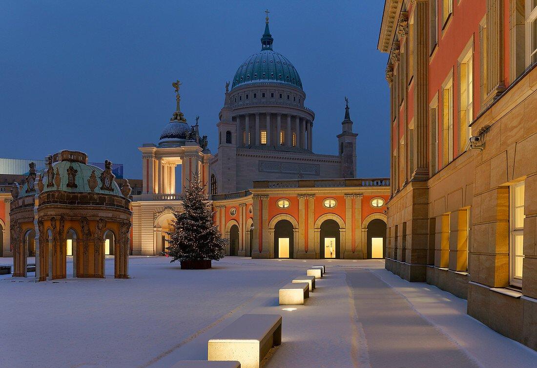 포르투나포르탈을 통해 본 시청 궁전 안뜰