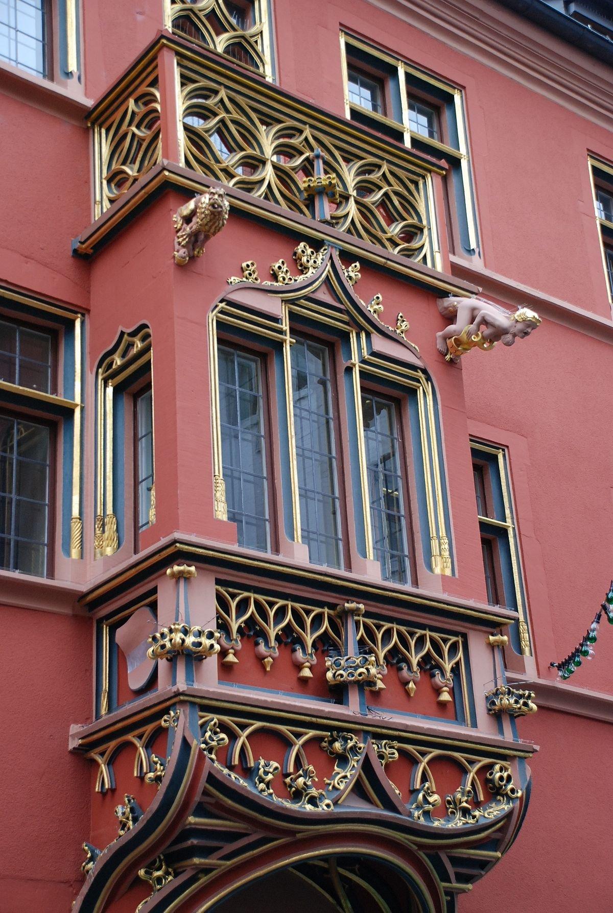 에르커(베이 창)와 가고일 클로즈업