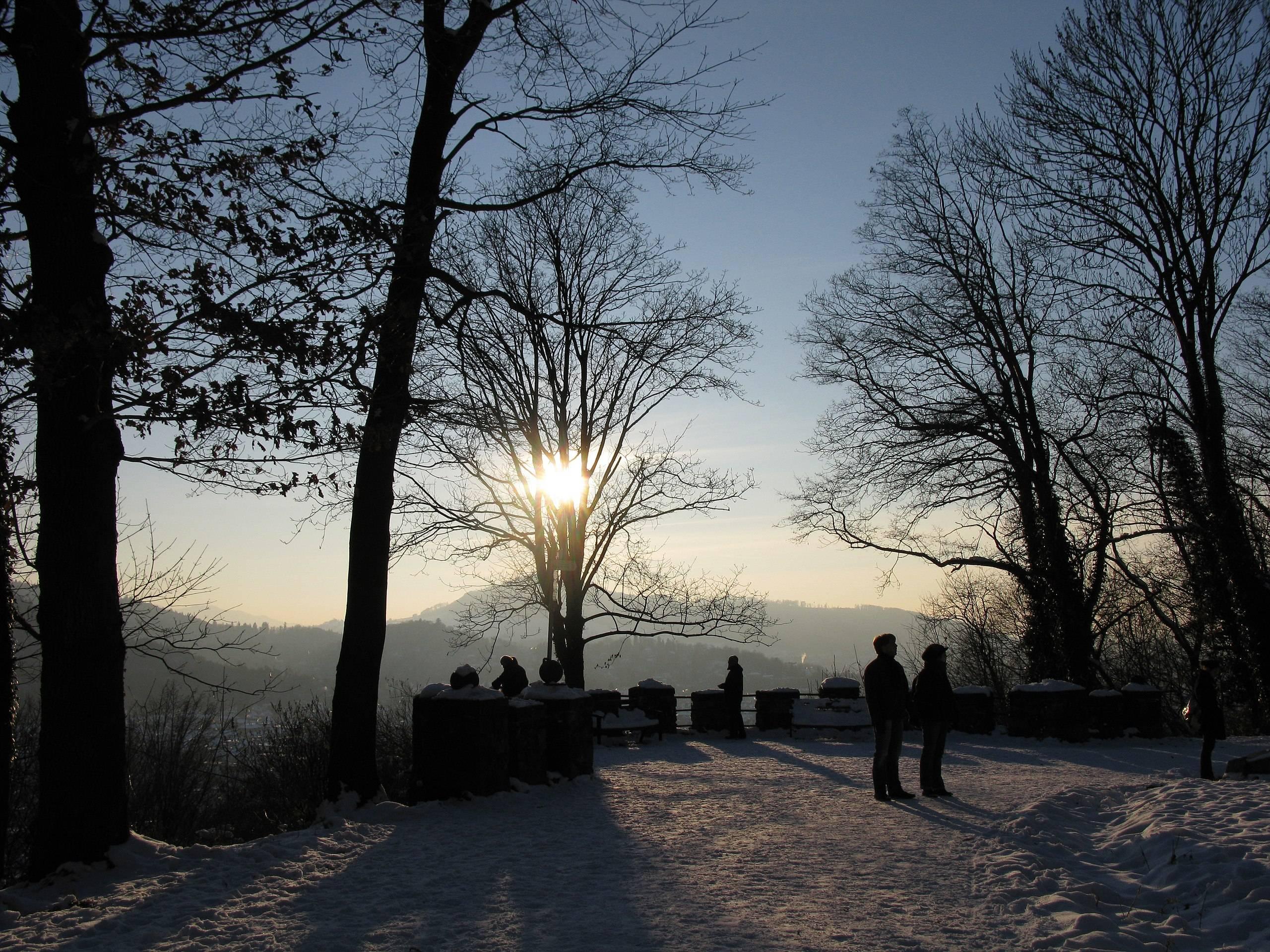 일몰 시간대 서쪽 난간