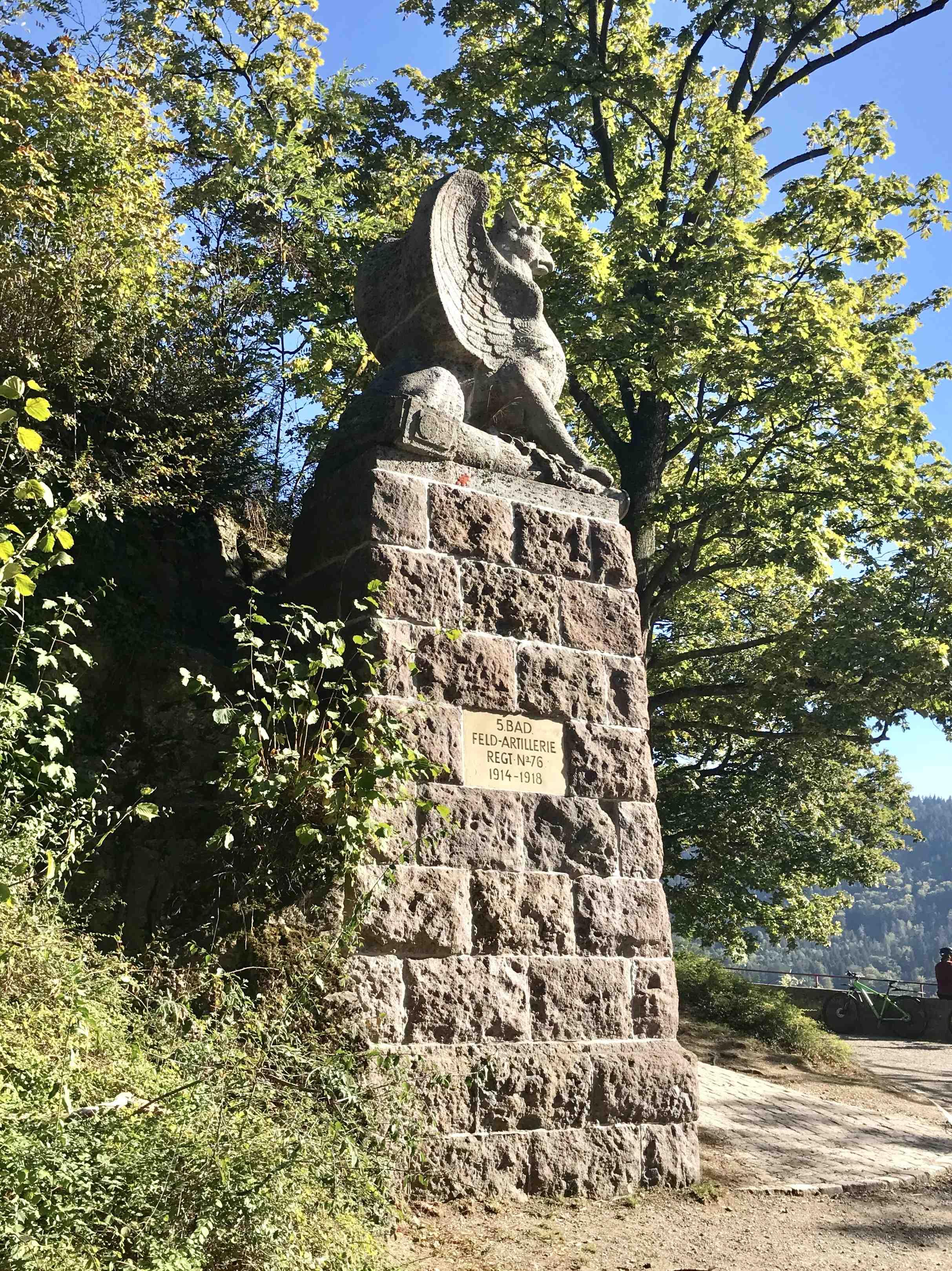 76 야전 포병 연대 추모비 근처