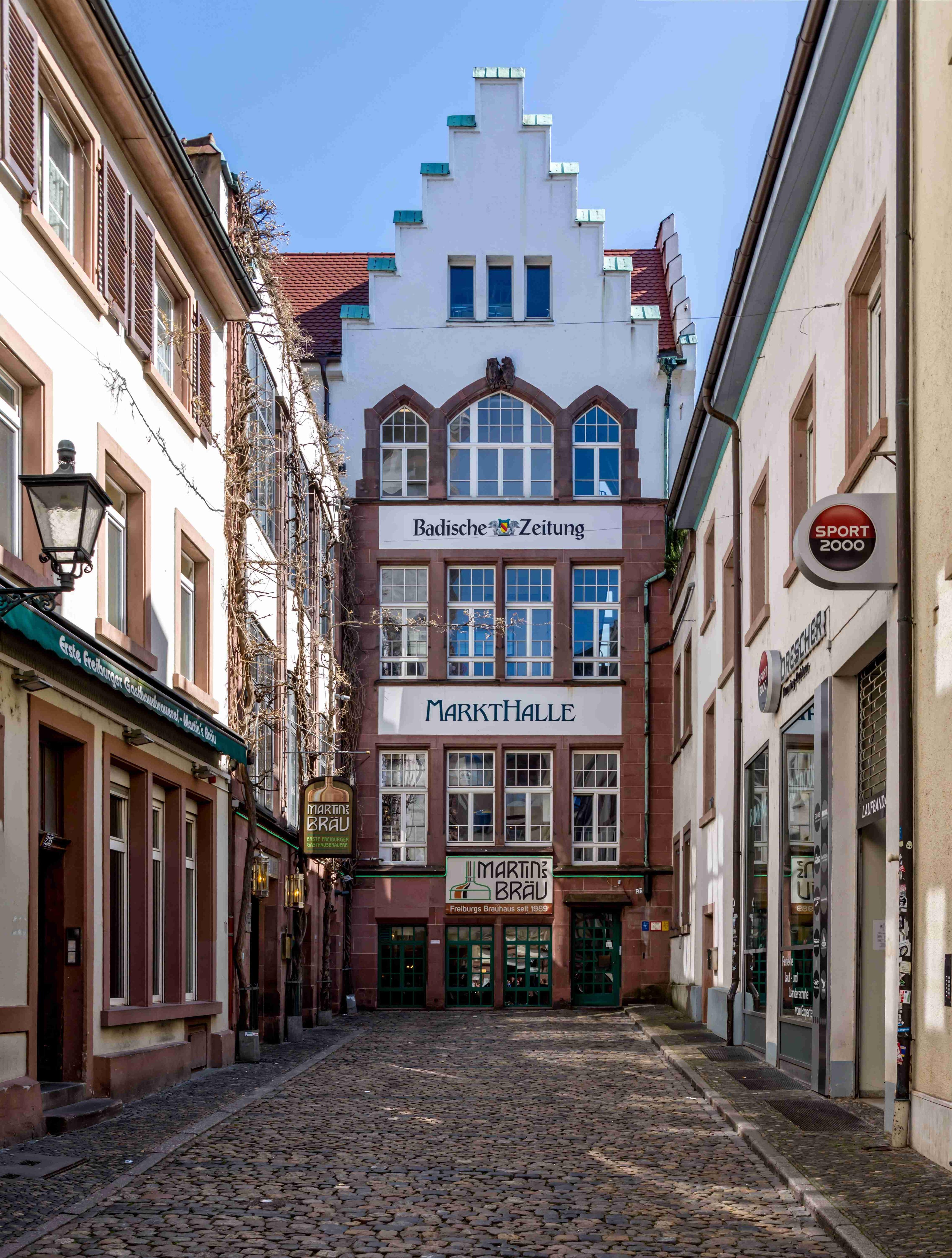 역사적인 건물과 함께하는 모습