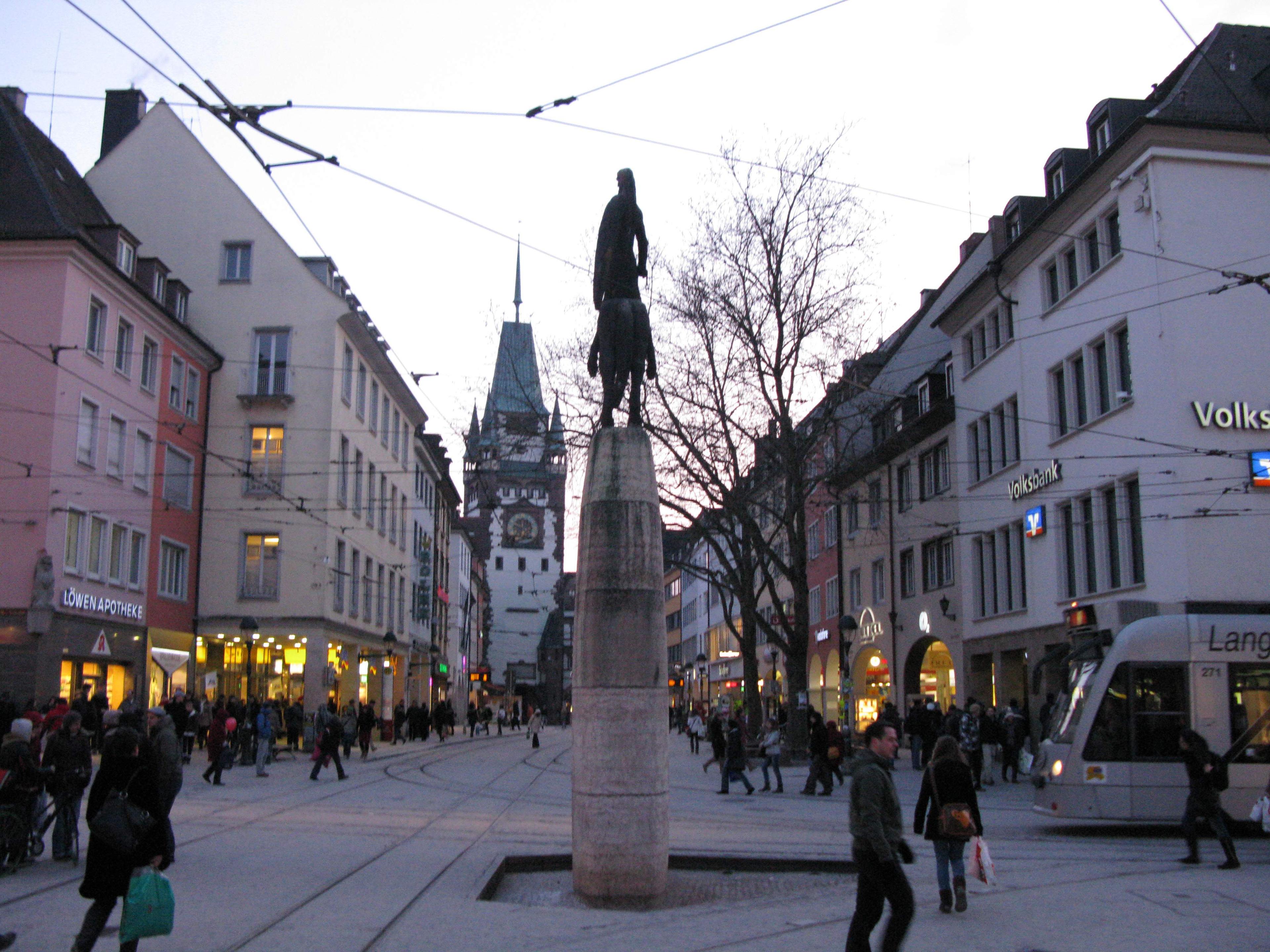 카이저-요제프-슈트라세에서 바라본 성문 정면