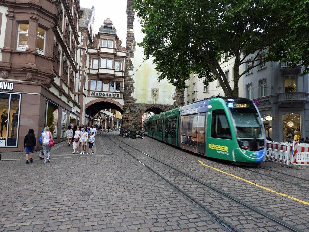 성문 아치 아래에서 트램 통과 순간