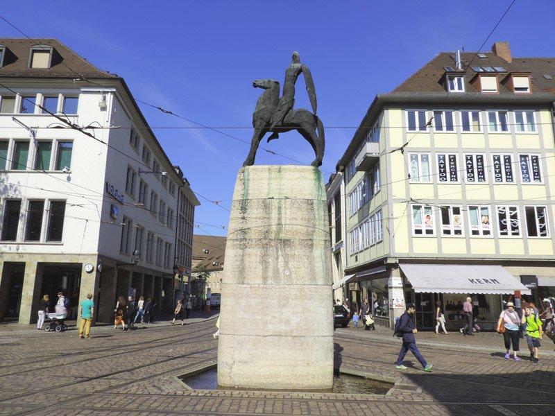 분수와 기마상 정면