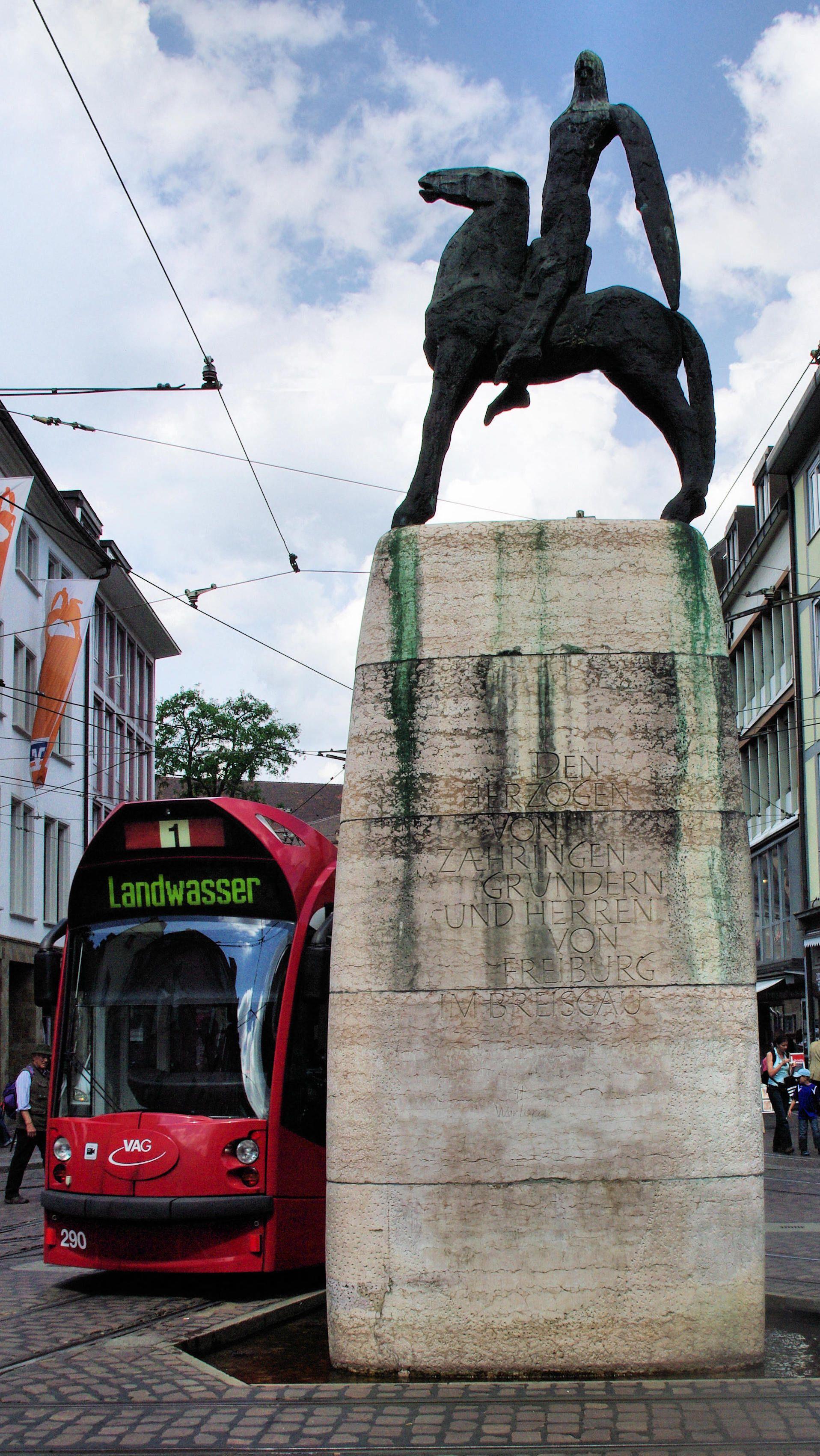 카이저-요제프 거리에서 프라이부르크 뮌스터 배경