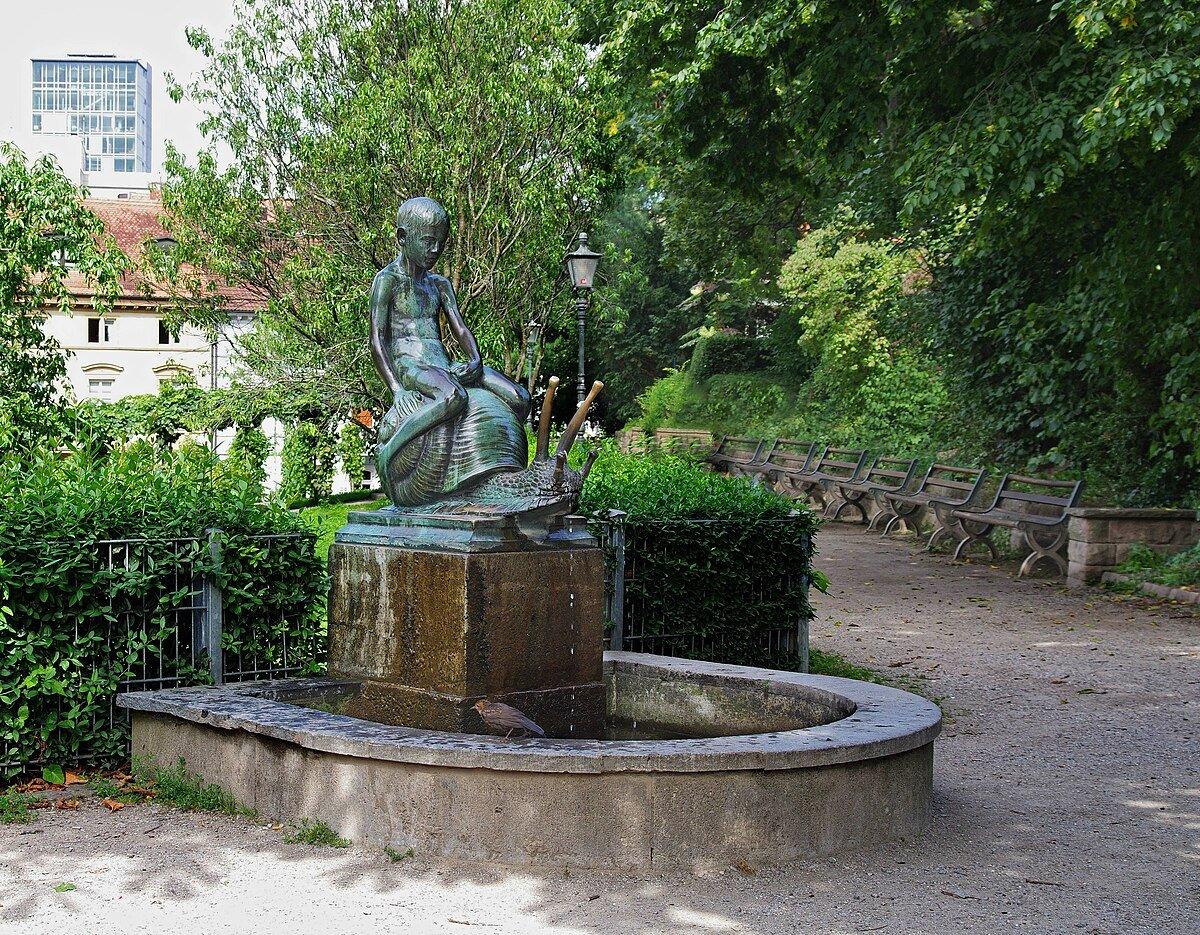 슈네켄라이터 분수와 조각상 주변