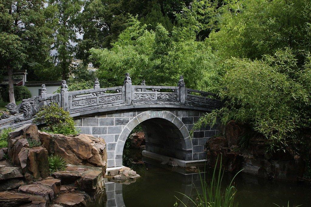 중국 정원 내 연못과 다리 위