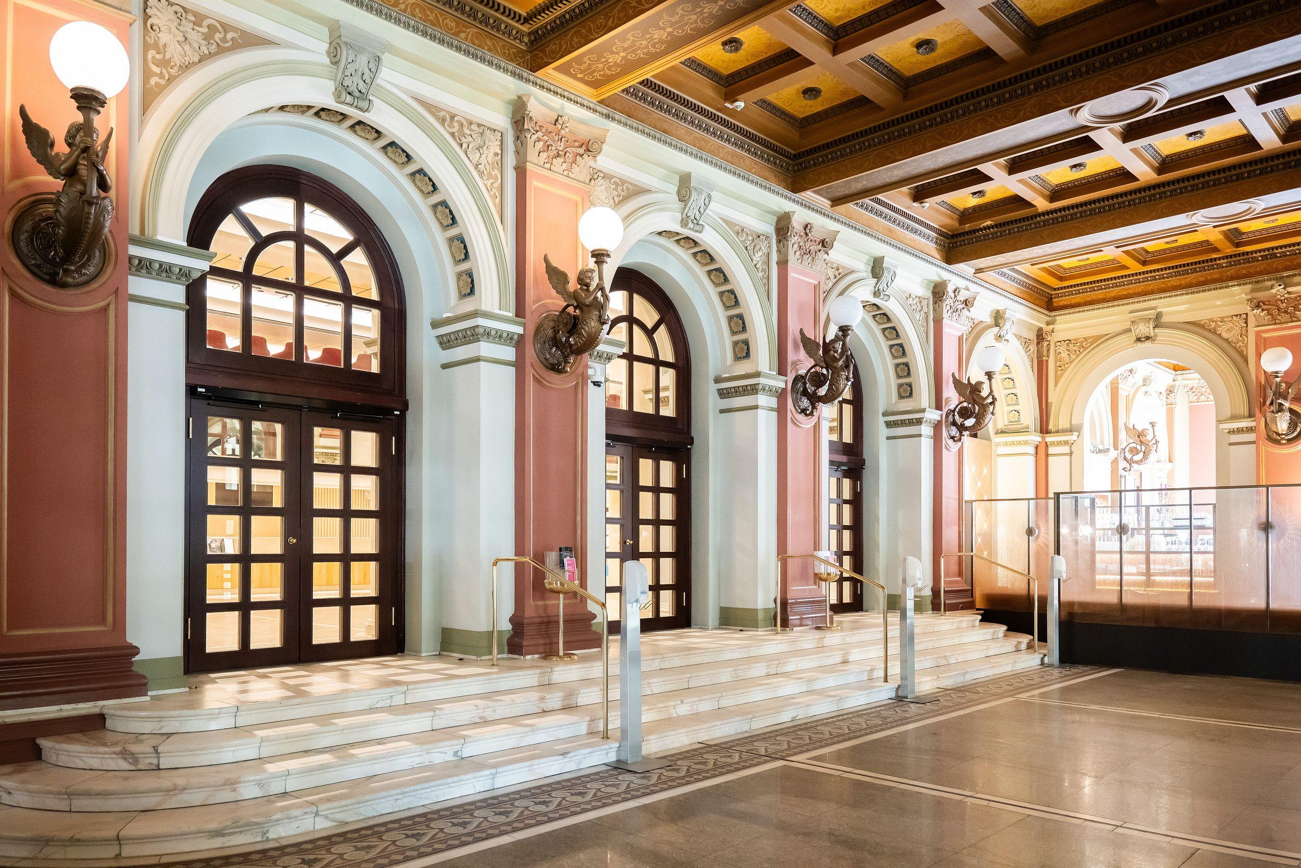 공연장 로비 및 발코니