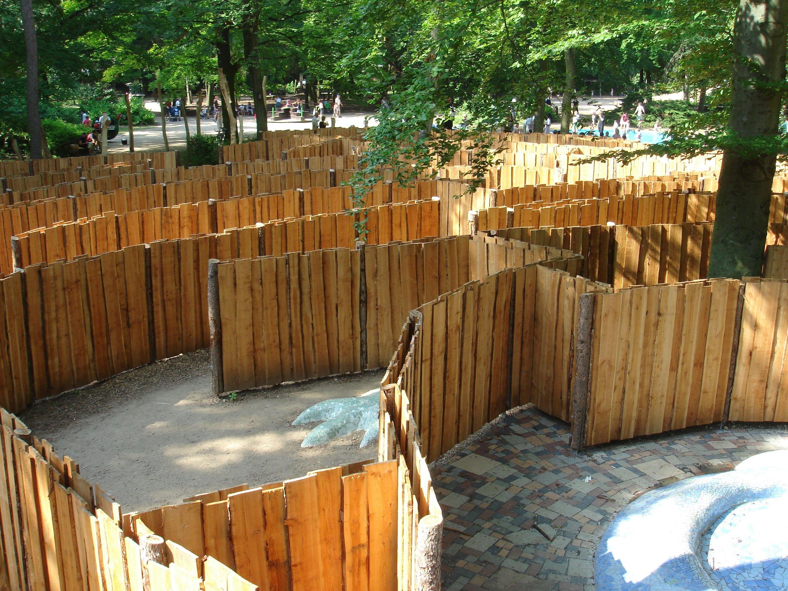 놀이터 및 주변 산책로