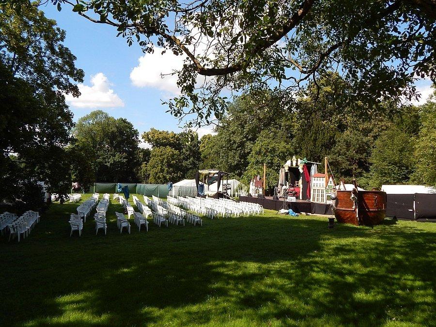 그뤼네부르크 공원 여름 야외 연극 공연 모습