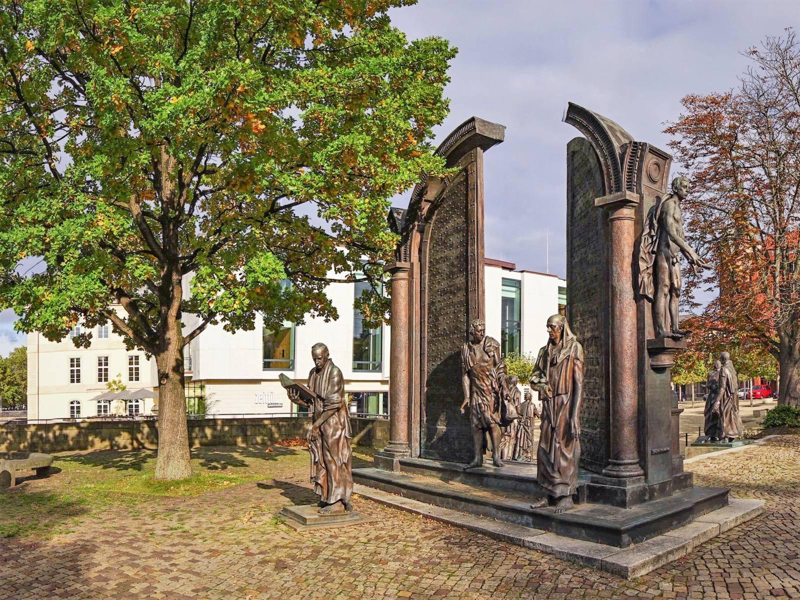 🏛️ 괴팅겐 7인 기념비(덴크말 데어 괴팅거 지벤)