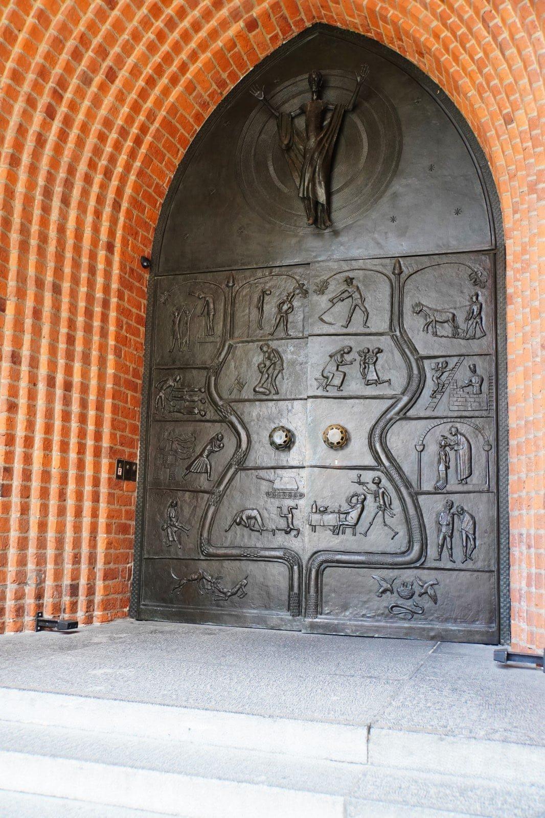 교회 정문 (서쪽 문)